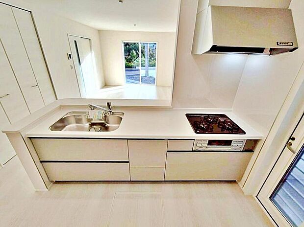 ２号棟
収納力豊富なシステムキッチン。
大型スライド収納付きで、すっきり片付けやすいキッチンです。
隣には、パントリー替わりになる広々とした収納スペースがございます♪
床下収納もついています♪