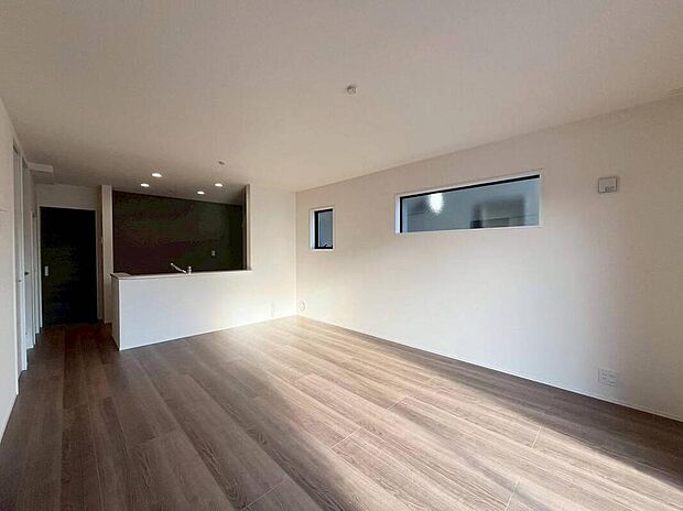 8号棟
採光良好な明るいリビング♪
対面式キッチンは、家事をしながら家族の様子が一目でわかる安心&便利設備♪