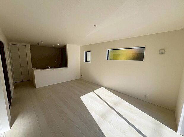 １号棟
３面採光を施した１５．７５帖の明るいリビング♪
家族間のコミュニケーションが取りやすい対面式キッチンです☆