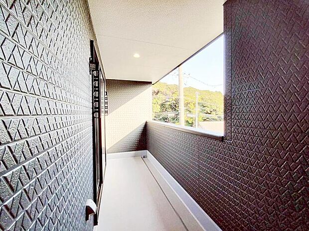 １号棟　
２部屋から出入りできて便利なワイドバルコニー♪
家族分の洗濯物もしっかり干せます。
南向きで日当たりも良く、毎日のお洗濯が楽しくなりそう♪