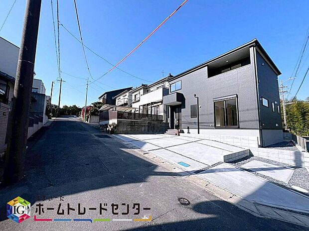 前面は、東側約４ｍ・南側約４ｍの道路です。
ゆとりがあり、駐車も落ち着いて行える
環境になっています。
しっかり舗装されているので、ベビーカー等で通っても安心ですね♪
