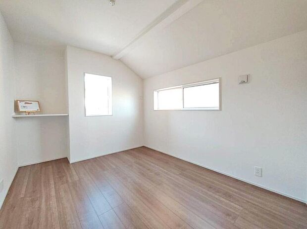 全居室に二面採光を施した為、晴れの日の日中はいつも明るい室内に。
窓を開放すれば気持ちの良い風が入り込んできます。