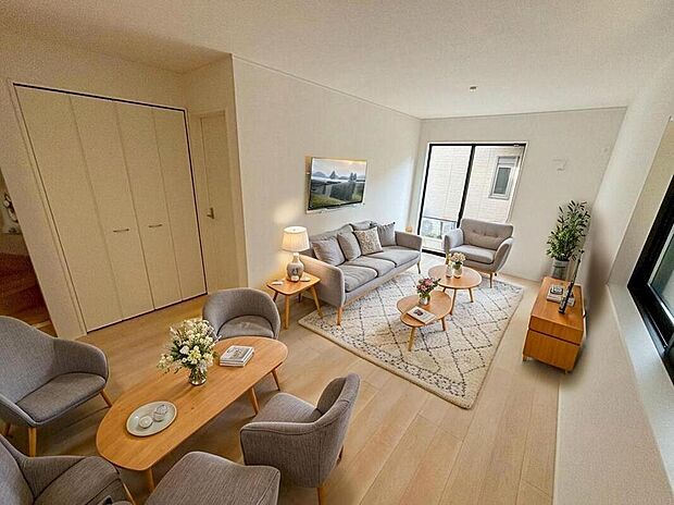 LDK写真
（現況の物件写真に、CG による画像処理を行っています。家具、家電、照明器具、小物、カーテン、その他のイメージはCG です。）