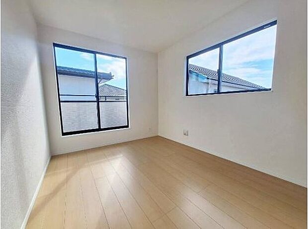 ２面採光を施した為、晴れの日の日中はいつも明るい室内に。
窓を開放すれば気持ちの良い風が入り込んできます。