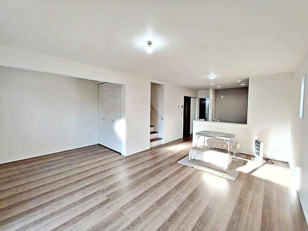 陽光ふりそそぐ１７帖の明るいリビング♪
対面式キッチンは、家事をしながら家族の様子が一目でわかる安心＆便利設備♪
各棟リビング階段仕様なので、毎日家族とのコミュニケーションが捗りそう♪