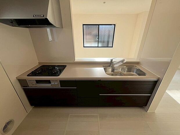 収納力豊富なシステムキッチン。
大型スライド収納付きで、すっきり片付けやすいキッチンです。
床下収納もついています♪