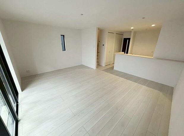 １号棟
広々とした約１８．８帖のリビング♪
南東向きで日当たり良好です♪
階段横にカウンタースペースが付いています♪