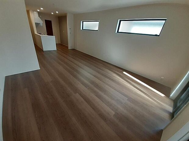 陽光差し込む１７帖の明るいリビング♪
階段横に収納スペースがございます♪
家族間のコミュニケーションが取りやすい対面式キッチン仕様です☆