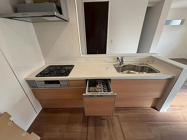 １号棟
対面キッチンのためご家族のコミュニケーションがとりやすいです♪
カウンター人造大理石、浄水機能付き混合水栓付きのシステムキッチンです。