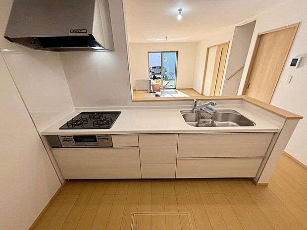 A号棟
収納力豊富なシステムキッチン。
大型スライド収納付きで、すっきり片付けやすいキッチンです。
床下収納もついています♪