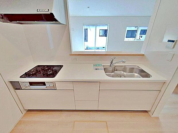 １号棟
収納力豊富なシステムキッチン。
大型スライド収納付きで、すっきり片付けやすいキッチンです。
床下収納もついています♪