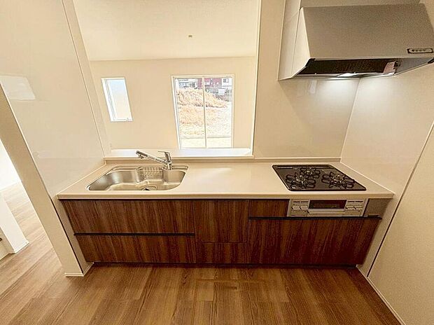 収納力豊富なシステムキッチン。
大型スライド収納付きで、すっきり片付けやすいキッチンです。
床下収納もついています♪