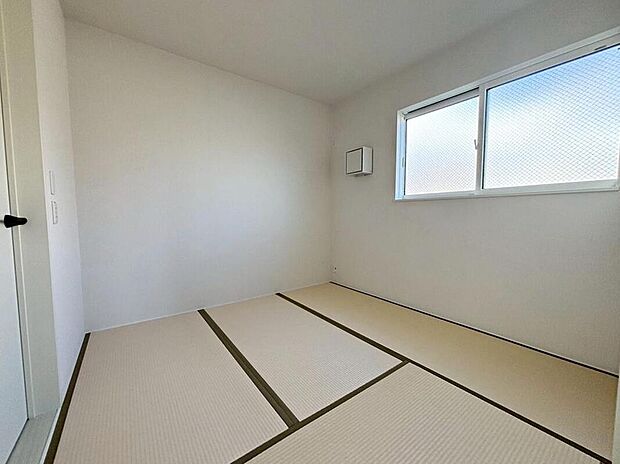 ２号棟
リビング横にある来客間にもできそうな４．５帖の和室♪
収納スペースも充実！
窓を開放すれば気持ちの良い風が入り込んできます。
新鮮な空気の中で生活できます。