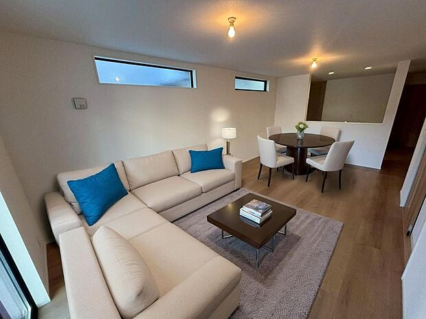 【2号棟】
対面式キッチン仕様の広々18.1帖のリビング♪
対面式キッチンは、家事をしながら家族の様子が一目でわかる安心&便利設備♪
※家具をCGで加工しています。家具付き販売ではございません。