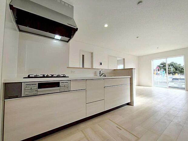 ３号棟
収納力豊富なシステムキッチン。
大型スライド収納付きで、すっきり片付けやすいキッチンです。
床下収納もついています♪