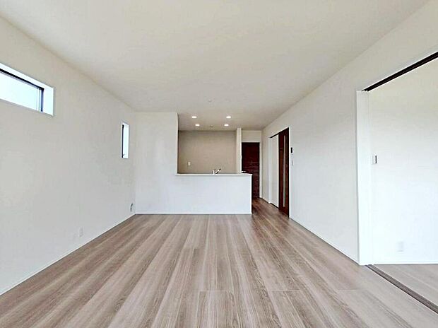 １６帖の広々明るいリビング♪
家族間のコミュニケーションが
取りやすい対面式キッチンです☆
家族団らんの時間も増えそうな、くつろぎの場所になりそう♪