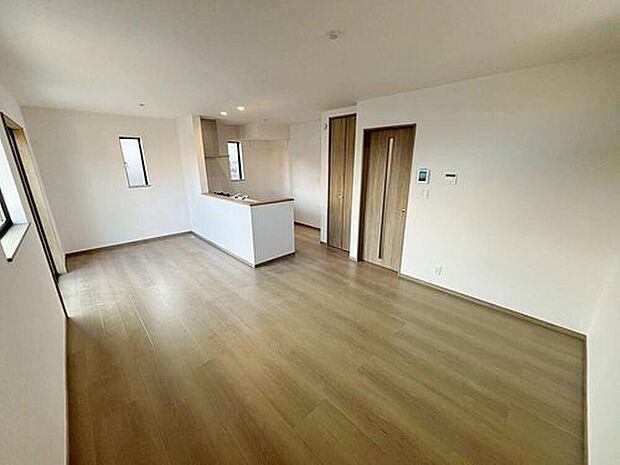 A号棟
陽光ふりそそぐ明るい約１５．６２帖のリビング。
対面式キッチンは、家事をしながら家族の様子が一目でわかる安心＆便利設備♪