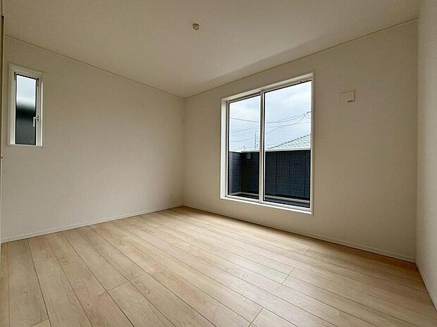 １号棟
バルコニーに直接アクセスできる居室です！
室内の空気を効率よく入れ替えることができ、夏場や湿気の多い時期には便利です♪