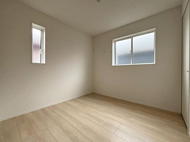 １号棟　納戸
４．５帖のストレージルームを設けました！
季節のアイテムや趣味の道具、防災グッズや備蓄品などをまとめて収納しておけば、すぐに取り出せて安心です♪