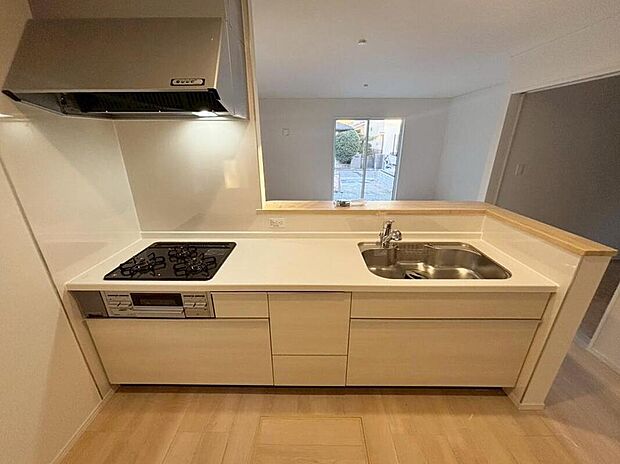 【3号棟】収納力豊富なシステムキッチン。
大型スライド収納付きで、すっきり片付けやすいキッチンです。
床下収納もついています♪