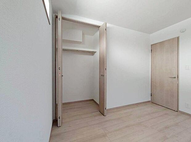 B号棟
各居室に収納スペースを設けました!
お洋服をたくさんお持ちの方でもたっぷり収納できます。
お部屋を最大限広くご活用いただけます♪