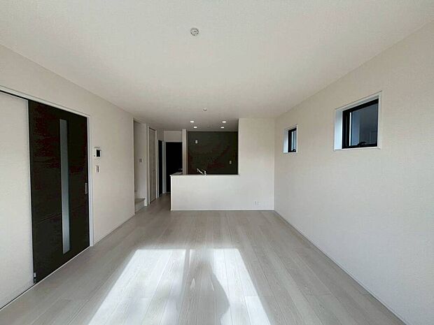 ２号棟
陽光ふりそそぐ明るいリビング。
対面式キッチンは、家事をしながら家族の様子が一目でわかる安心＆便利設備♪
