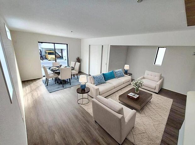 １号棟
陽光ふりそそぐ明るい約２２帖のリビング。
対面式キッチンは、家事をしながら家族の様子が一目でわかる安心＆便利設備♪
※家具をCGで加工しています。家具付き販売ではございません。