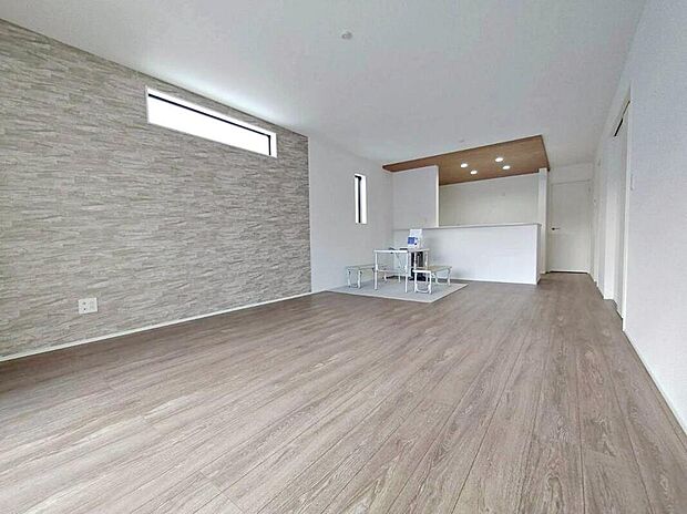 ４号棟
明るい雰囲気が心地いい約１９帖のリビング♪　
採光良好です！　
家族団らんの時間も増えそうなくつろぎの場所になりそう♪