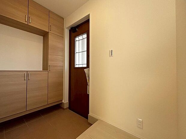 ２号棟
明るくて広々とした玄関。
沢山靴が入る、便利な下駄箱収納＆廊下収納付きです♪
散らかりがちな玄関もすっきりと片付きます♪