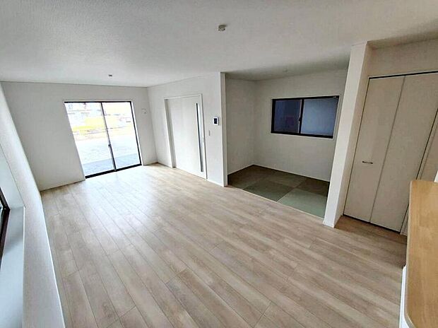 ２号棟
明るい雰囲気が心地いい１８帖の広々としたリビング♪　
採光良好です！
家族団らんの時間も増えそうなくつろぎの場所になりそう♪
リビング階段仕様なので、毎日家族とのコミュニケーションが捗りそう♪