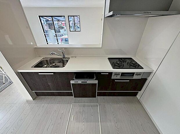 収納力豊富なシステムキッチン。
オシャレな折下天井仕様♪
毎日の洗い物がラクになる、便利な食洗機付きです♪
時間を短縮して、家事の時間も確保できます。