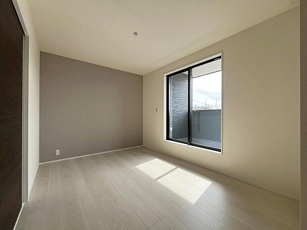 バルコニーに直接アクセスできる居室です!
室内の空気を効率よく入れ替えることができ、夏場や湿気の多い時期には便利です♪