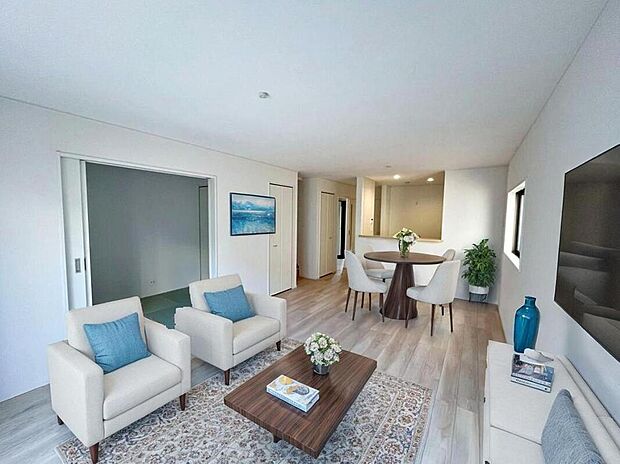 3号棟
明るい雰囲気が心地いい18.2帖のリビング♪
家族団らんの時間も増えそうなくつろぎの場所になりそう♪
※家具をCGで加工しています。家具付き販売ではございません。