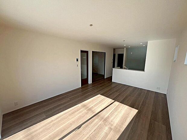 明るい雰囲気が心地いい16.5帖のリビング♪
採光良好です!
家族団らんの時間も増えそうなくつろぎの場所になりそう♪