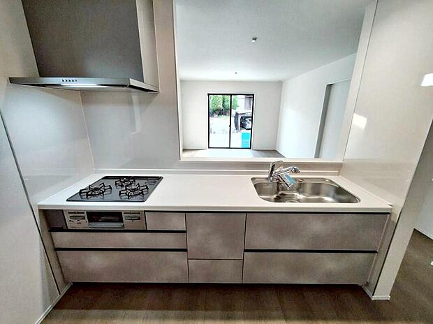 収納力豊富なシステムキッチン。
大型スライド収納付きで、すっきり片付けやすいキッチンです。
床下収納もついています♪