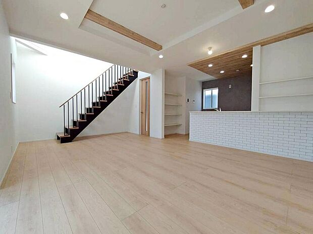 4号棟
折上天井仕様の広々とした19.375帖の明るいリビング♪
対面式キッチンは、家事をしながら家族の様子が一目でわかる安心&便利設備♪