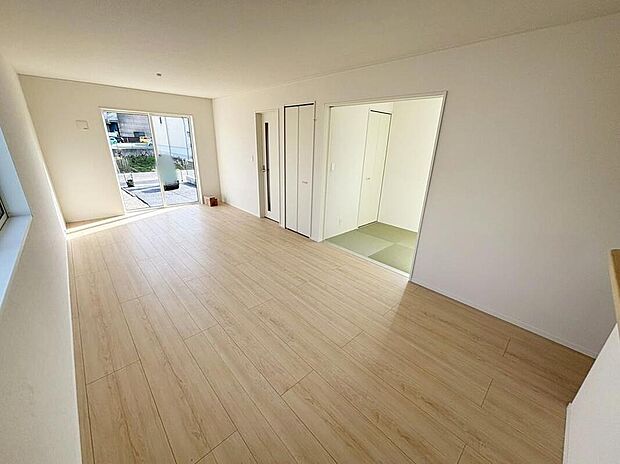 明るい雰囲気が心地いい１７．５帖のリビング♪
家族団らんの時間も増えそうなくつろぎの場所になりそう♪
※家具をCGで加工しています。家具付き販売ではございません