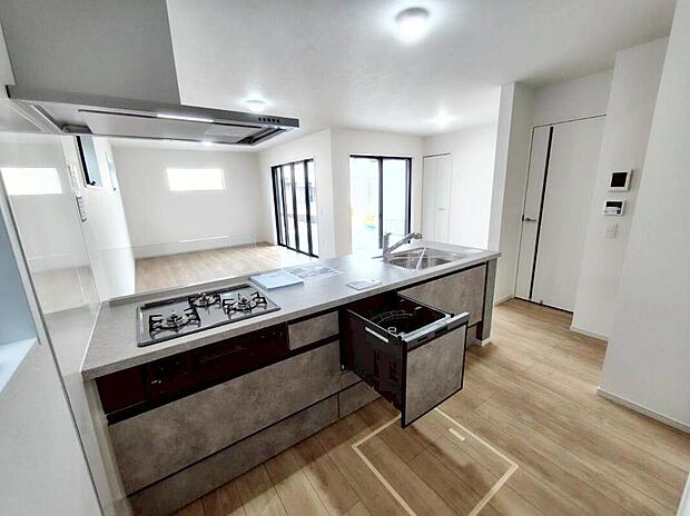 1号棟
収納力豊富なシステムキッチン。
毎日の洗い物がラクになる便利な食洗機付きです♪
時間を短縮して、家事の時間も確保できます。