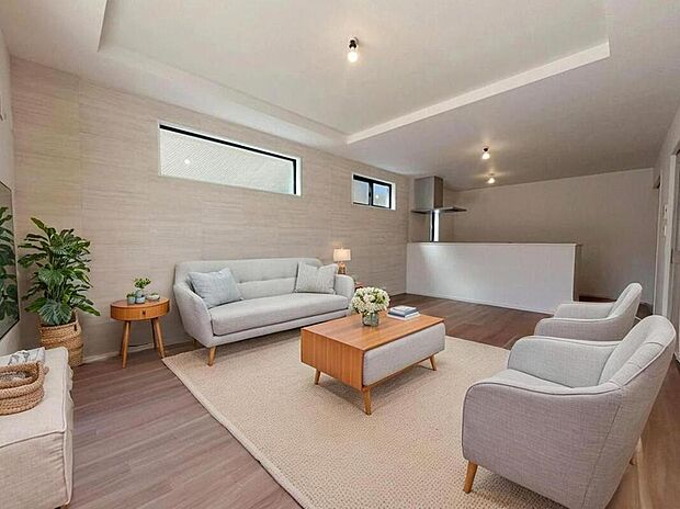 オシャレな折上天井仕様の明るい17帖のリビング♪
対面式キッチンは、家事をしながら家族の様子が一目でわかる、安心&便利設備♪
※家具をCGで加工しています。家具付き販売ではございません。