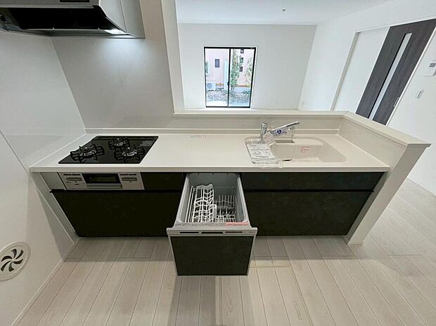 1号棟
カウンター人造大理石、浄水機能付き混合水栓付きのシステムキッチンです。
収納豊富で床下収納もございます♪