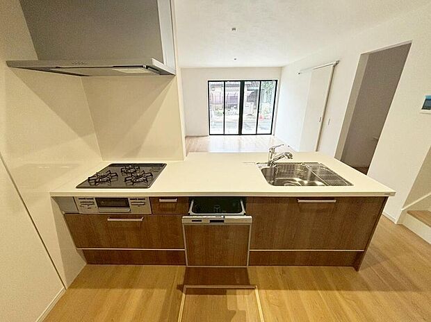 ２号棟
収納力豊富なシステムキッチン。
上部はオシャレな折下天井仕様です♪
毎日の洗い物がラクになる便利な食洗機付きです♪
時間を短縮して、家事の時間も確保できます。