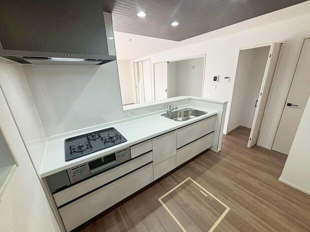 施工例
収納力豊富なシステムキッチン。
大型スライド収納付きで、すっきり片付けやすいキッチンです。
床下収納もついています♪