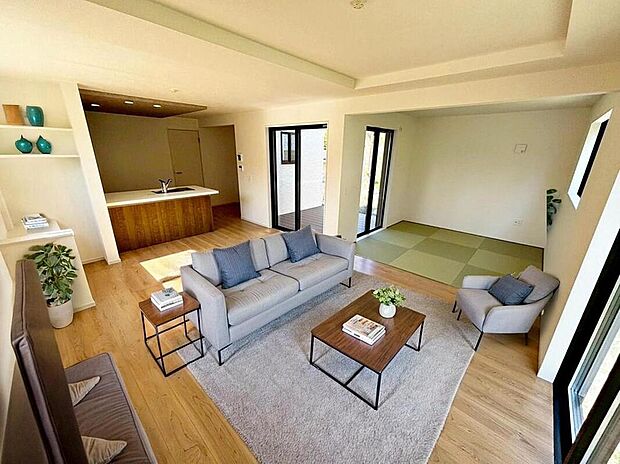 広々明るいリビング♪
対面式キッチンは、家事をしながら家族の様子が一目でわかる安心＆便利設備♪
※家具をCGで加工しています。家具付き販売ではございません。　