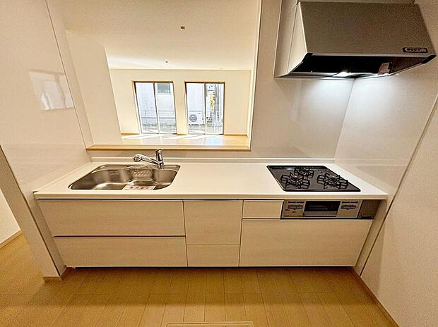 B号棟
収納力豊富なシステムキッチン。
大型スライド収納付きで、すっきり片付けやすいキッチンです。
床下収納もついています♪　　　