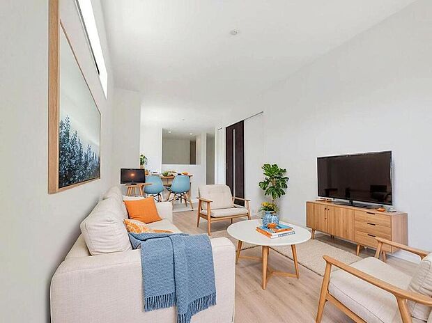 １号棟
陽光ふりそそぐ明るい１９．３帖のリビング。
対面式キッチンは、家事をしながら家族の様子が一目でわかる安心＆便利設備♪
※家具をCGで加工しています。家具付き販売ではございません。