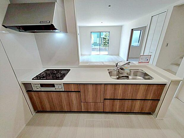 １号棟
収納力豊富なシステムキッチン。
大型スライド収納付きで、すっきり片付けやすいキッチンです。
床下収納もついています♪