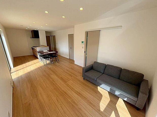 陽光ふりそそぐ１７．７帖の明るいリビング♪
対面式キッチンは、家事をしながら家族の様子が一目でわかる安心＆便利設備♪