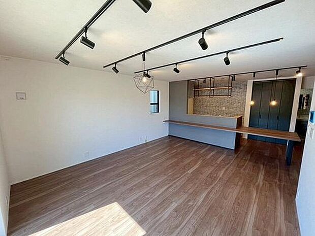 ４号地
明るい雰囲気が心地いい２０．３帖の明るいリビング♪
対面式キッチンは、家事をしながら家族の様子が一目でわかる安心＆便利設備♪