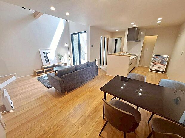 1号地
陽光ふりそそぐ18.5帖の明るいリビング♪
対面式キッチンは、家事をしながら家族の様子が一目でわかる安心&便利設備♪