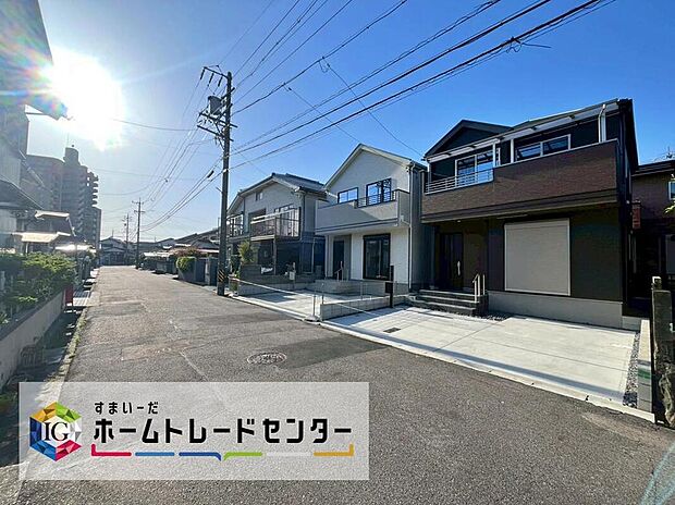 前面は、南側約６．０ｍの道路です。
ゆとりがあり、静かな環境の為、駐車も落ち着いて行えます。
お問い合わせはお気軽に♪